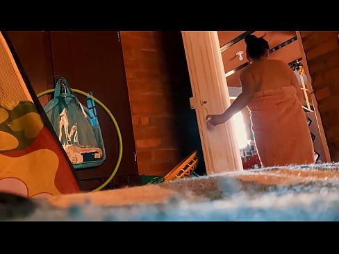 ❤️ Mjomba ananifuata kuoga, ananitania wakati naoga. Ponografia yenye ubora